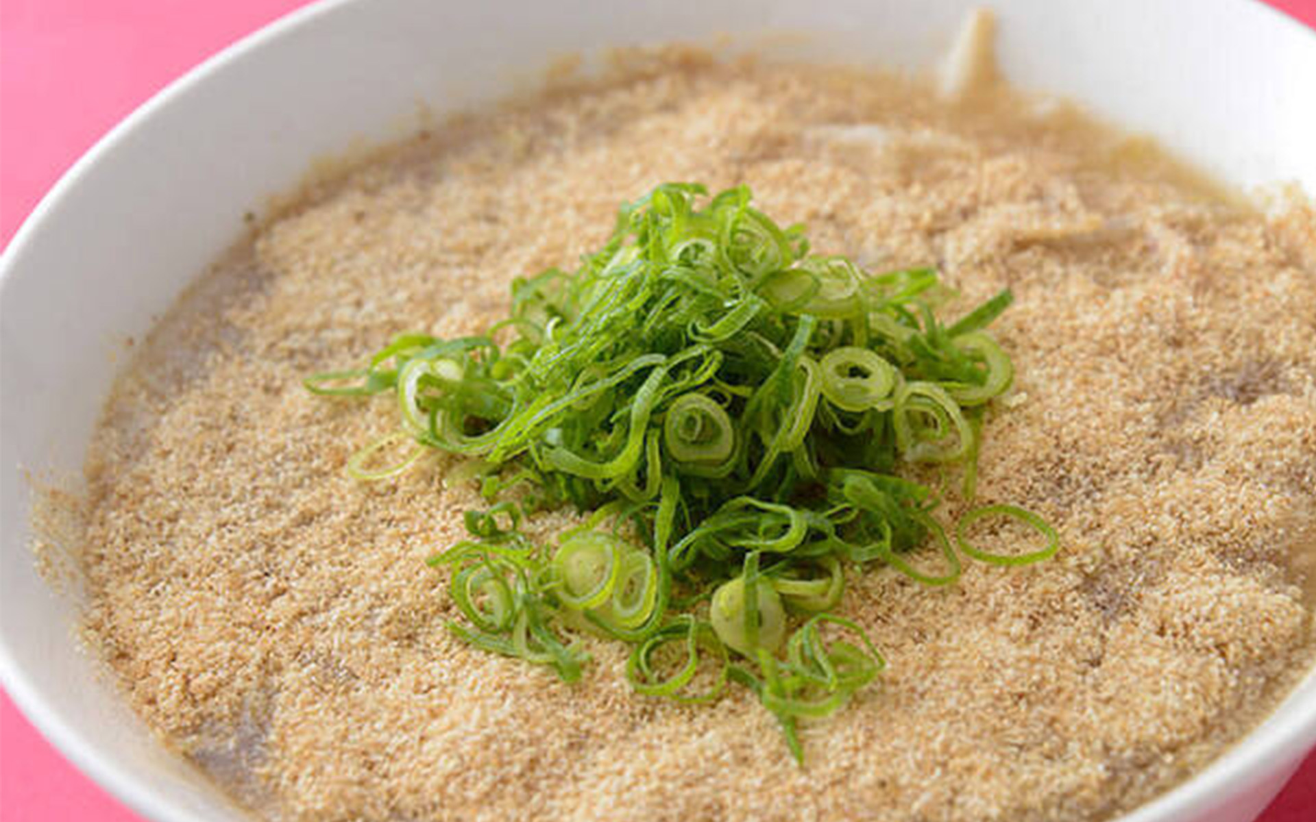 あっさり味で大満足の《胡麻そば》。飲み会後の〆にぴったり◎