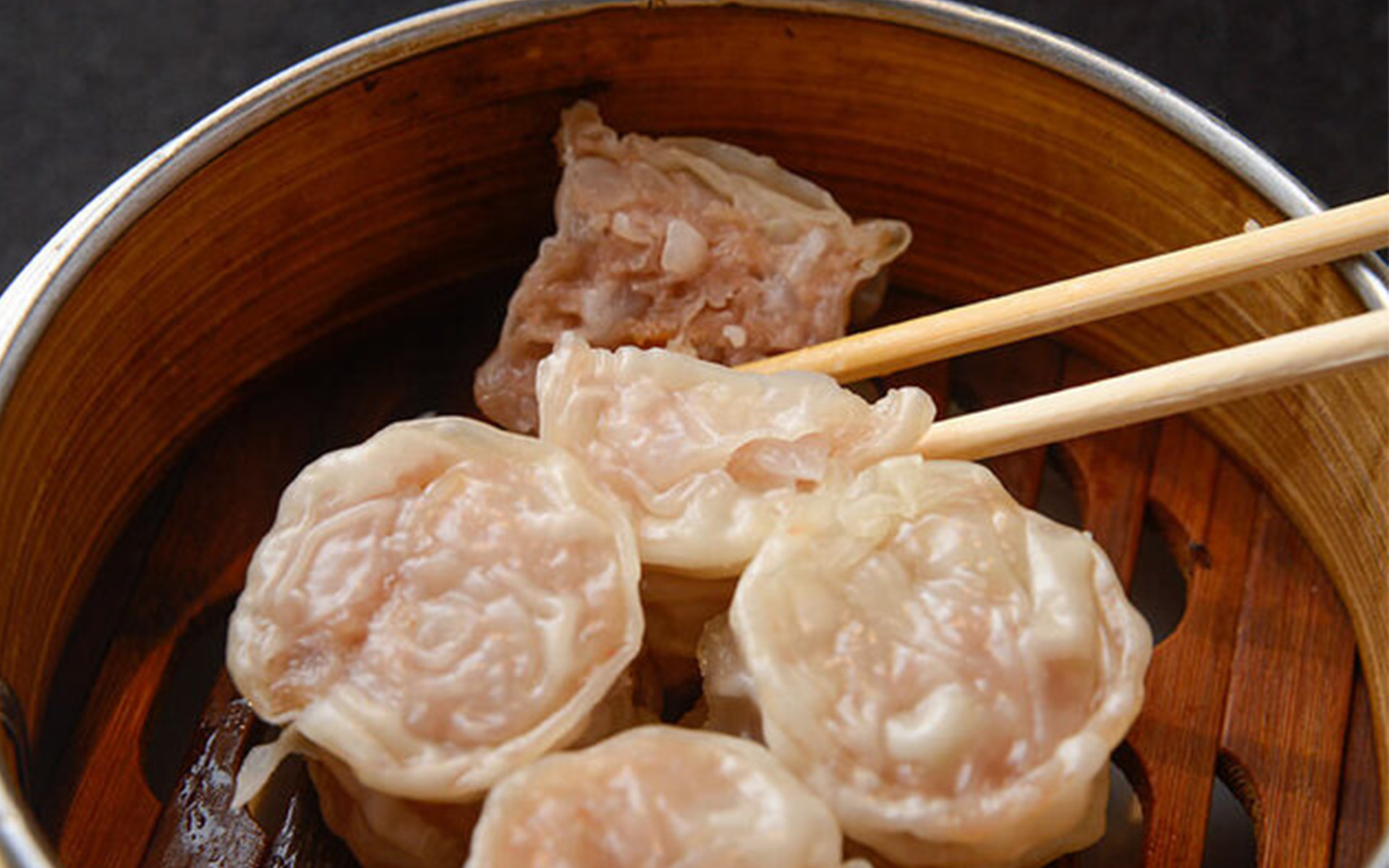 自慢の一品《桜橋焼賣》。創業から変わらぬ味をお届けします